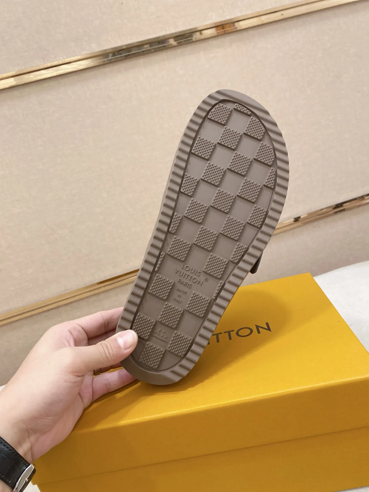 Men's shoes💰: 220💰38-45, LV Easy 2025 new men's casual sandals and slippers, made of suede cow leather, with Monogram pattern to highlight the trendy style. Adjustable straps illuminated with LV letters, while a resilient insole and micro outsole provide lightweight comfort. Made of suede cow leather with embossed Monogram pattern and brand element metal hardware✅Adjustable straps➕Tough insole‼ ️Micro outsole. Comfortable and easy to wear‼ ️